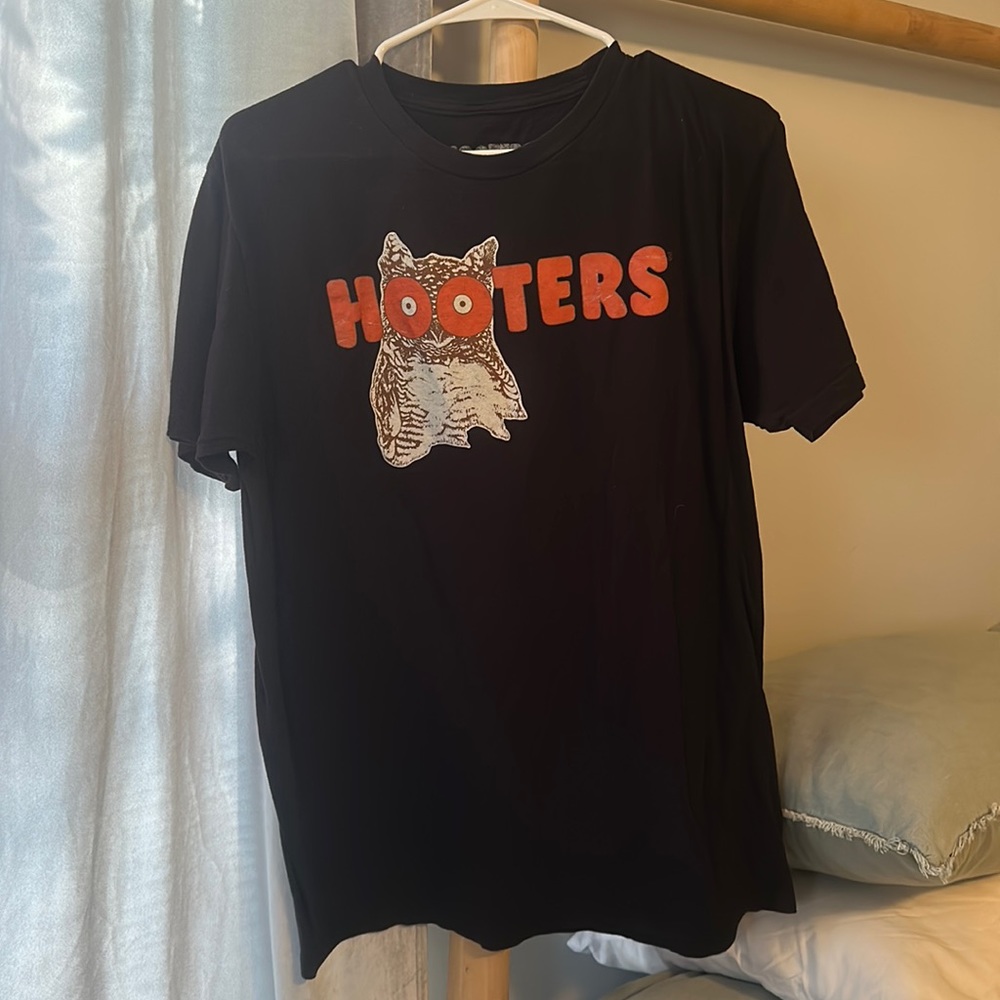 Hooters shirt